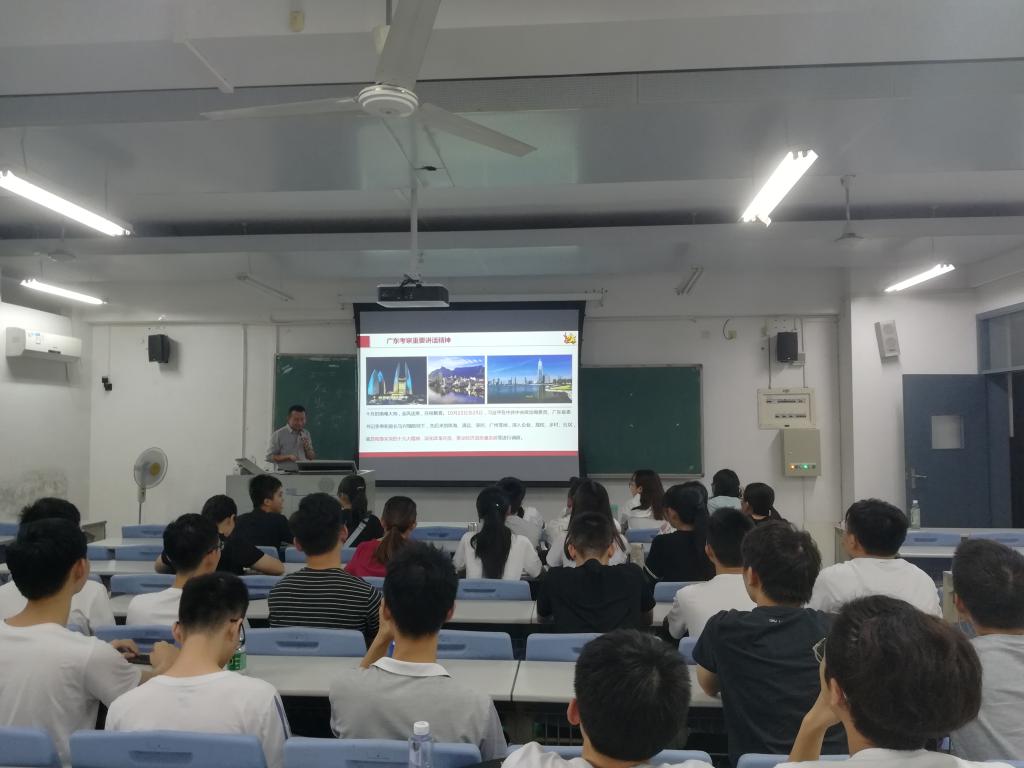 我院副院长尹辉斌给学生上班会课2-1-.jpg