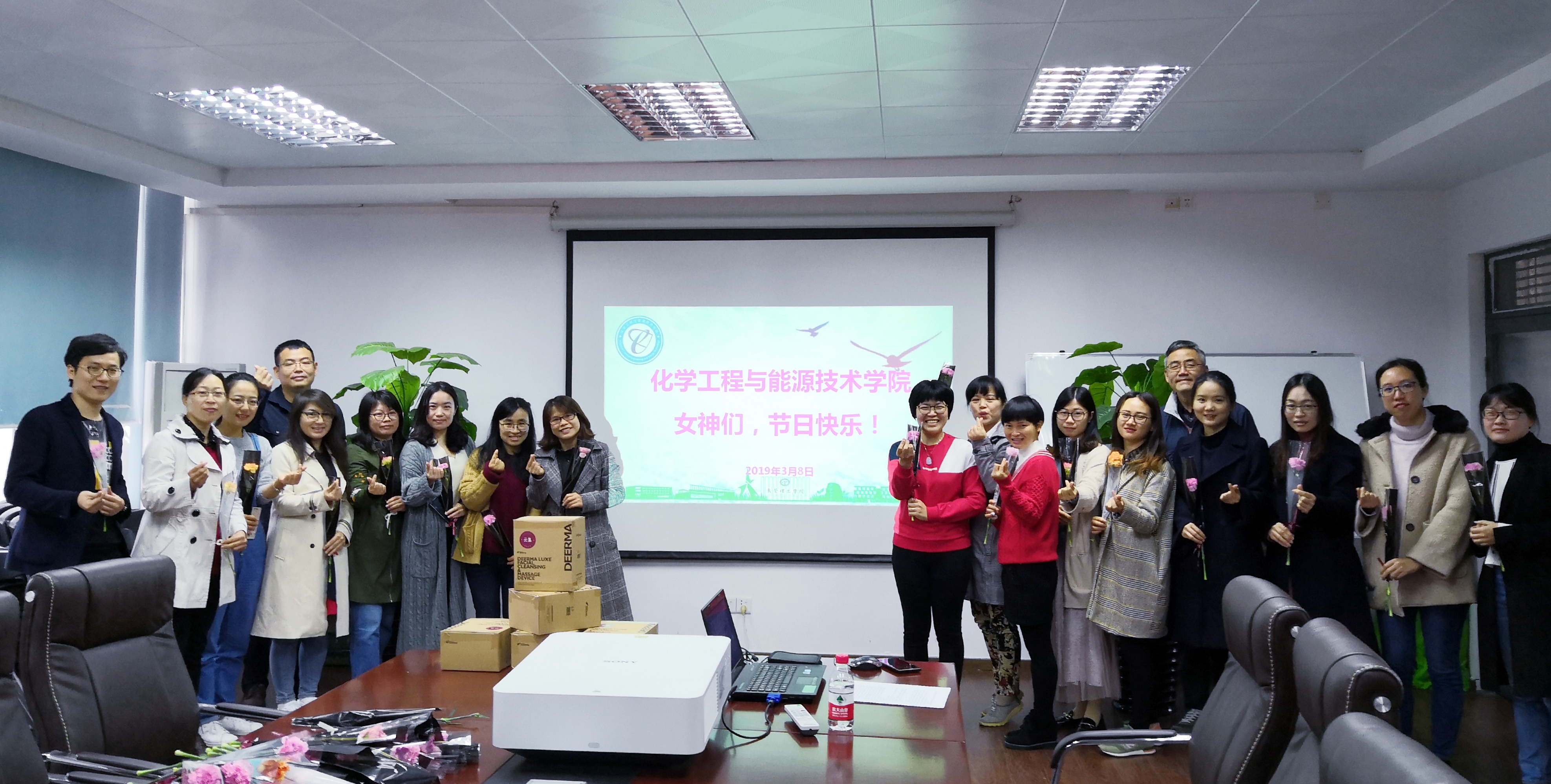 我院女教工欢庆国际妇女节1.jpg