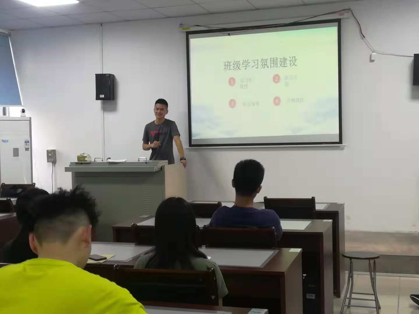 我院副院长陈佰满给学生上班会课2-1-.jpg