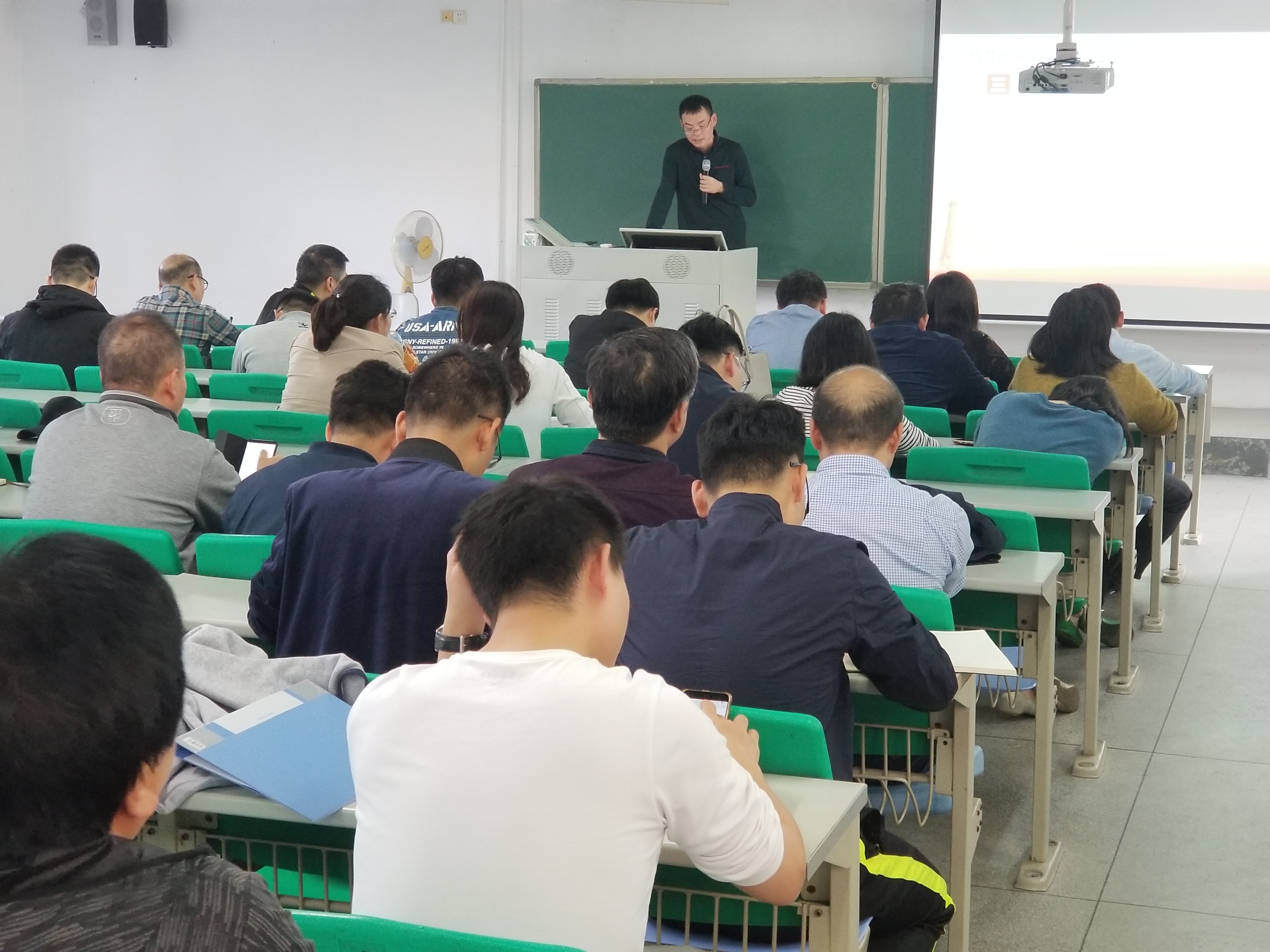 我院教职工集体学习-新时代高校教师职业行为十项准则-等文件2.jpg
