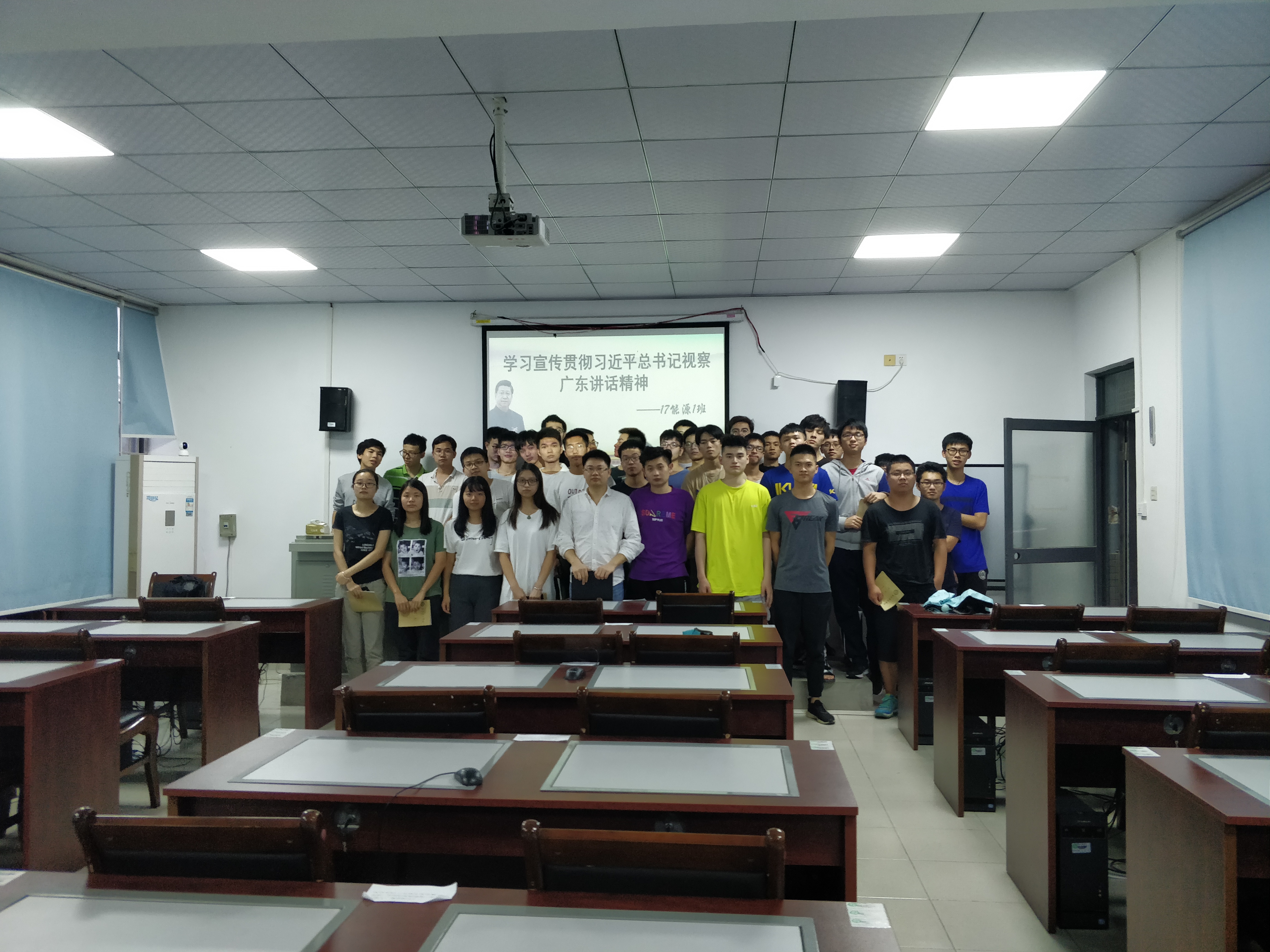 我院副院长陈佰满给学生上班会课3.jpg