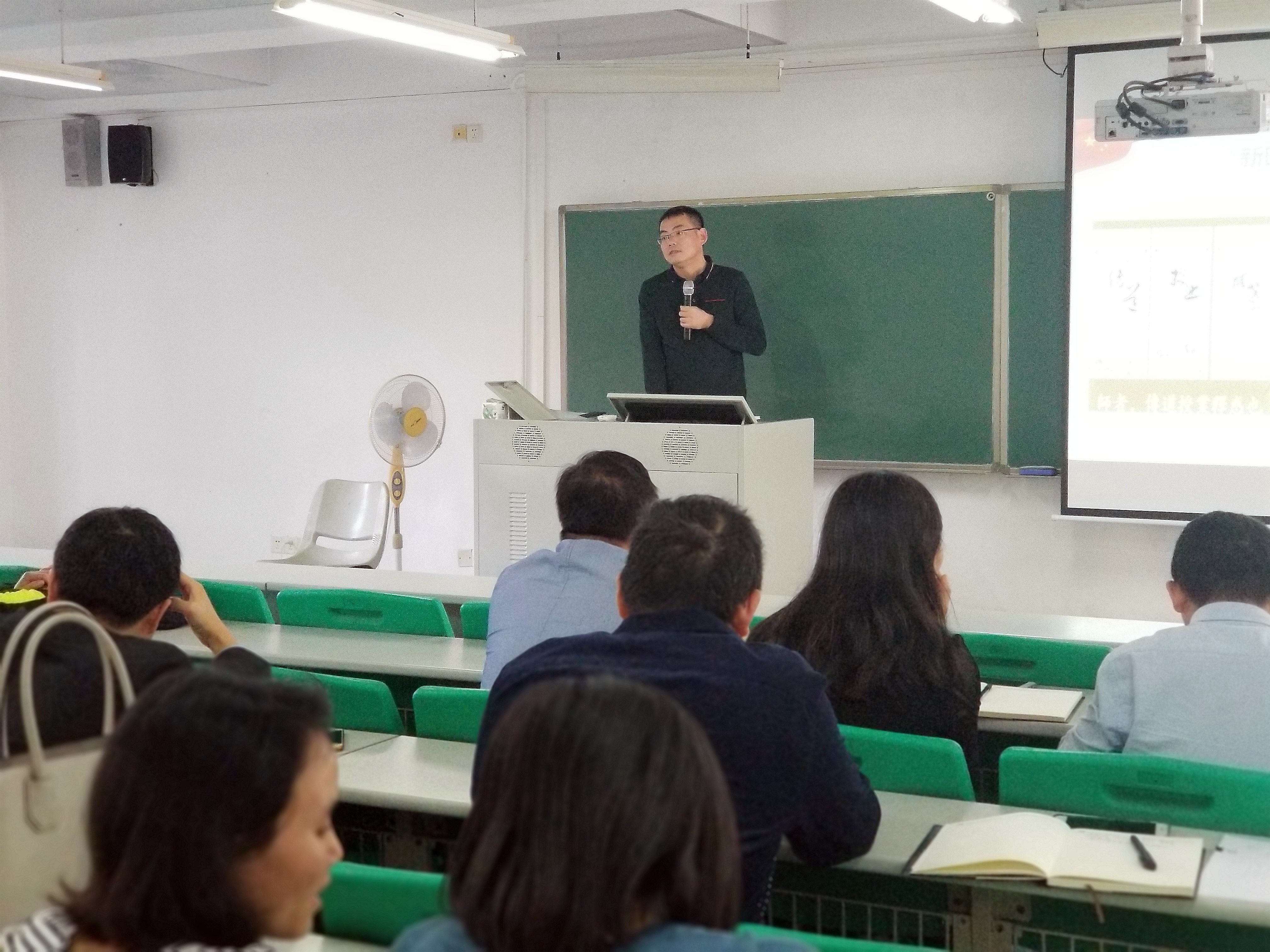 我院教职工集体学习-新时代高校教师职业行为十项准则-等文件1.jpg