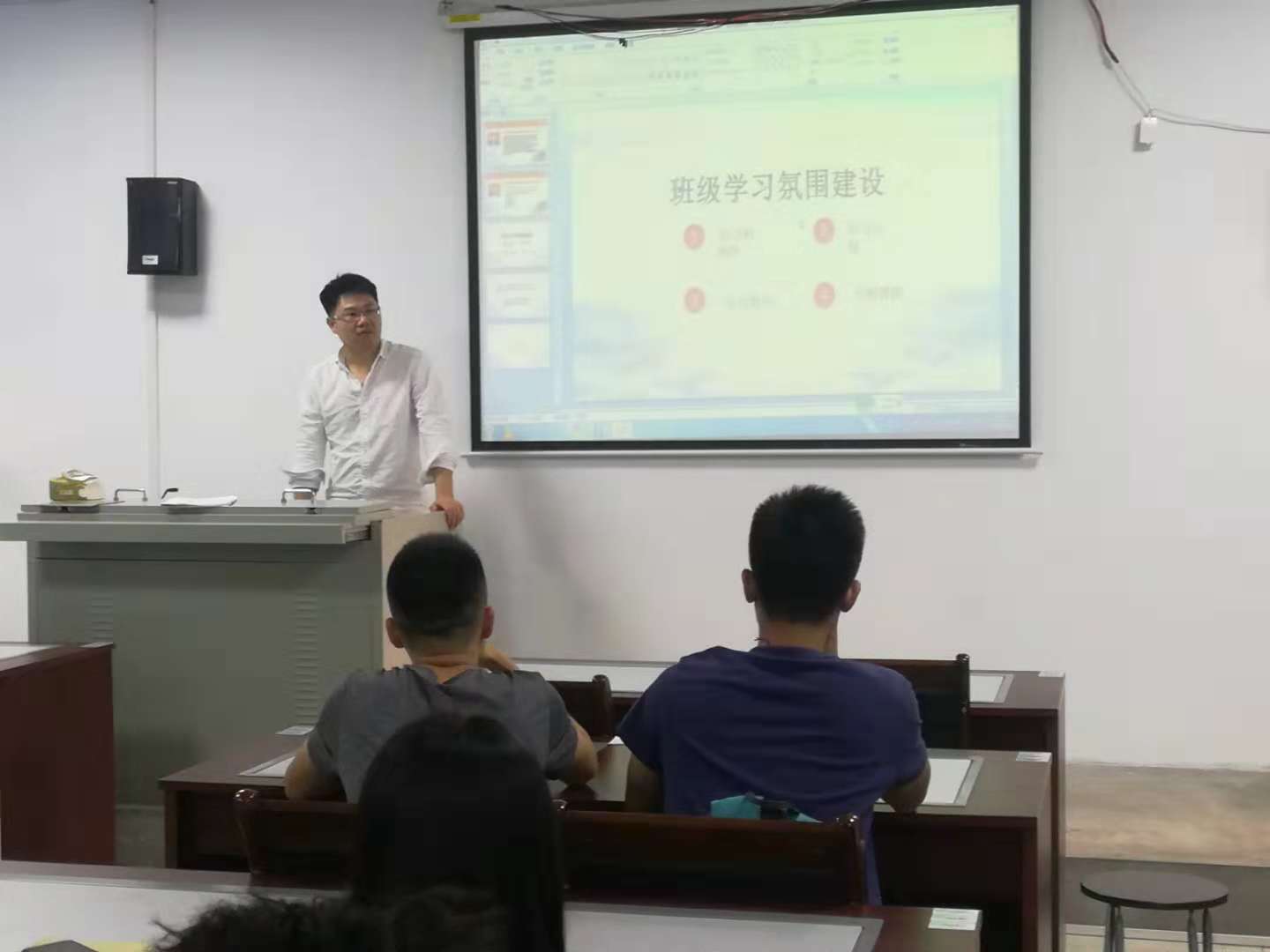 我院副院长陈佰满给学生上班会课2-2-.jpg