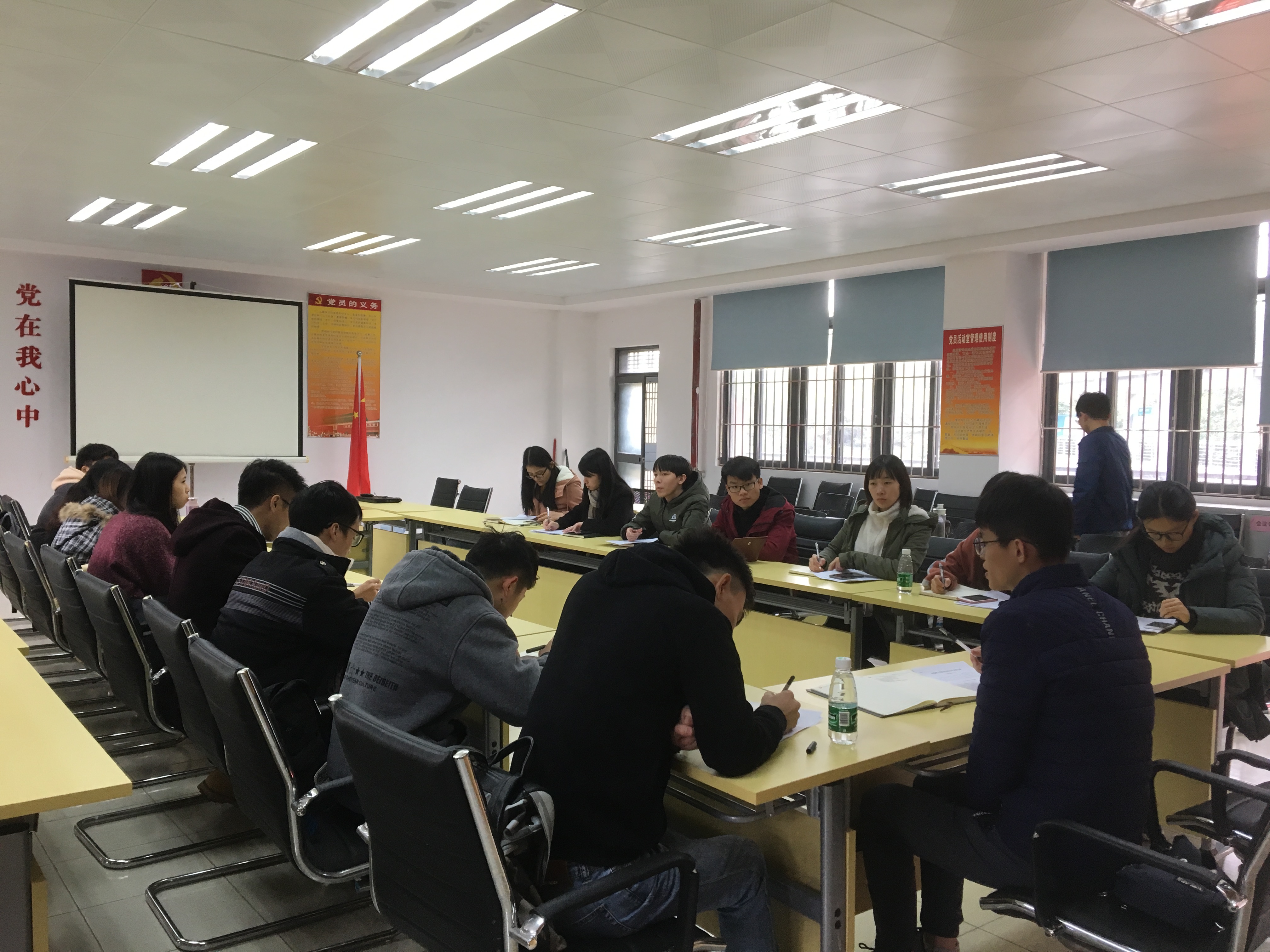 我院学生党支部开展谈心谈话-广泛征求意见.jpg