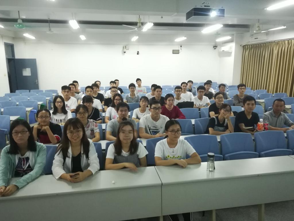 我院副院长尹辉斌给学生上班会课3.jpg