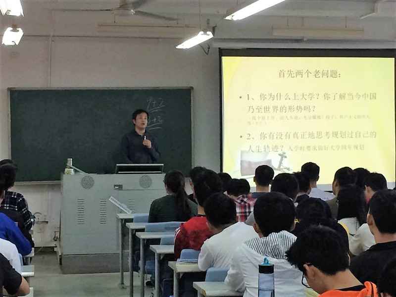 我院党总支书记君光为学生上新学期思政第一课09.jpg
