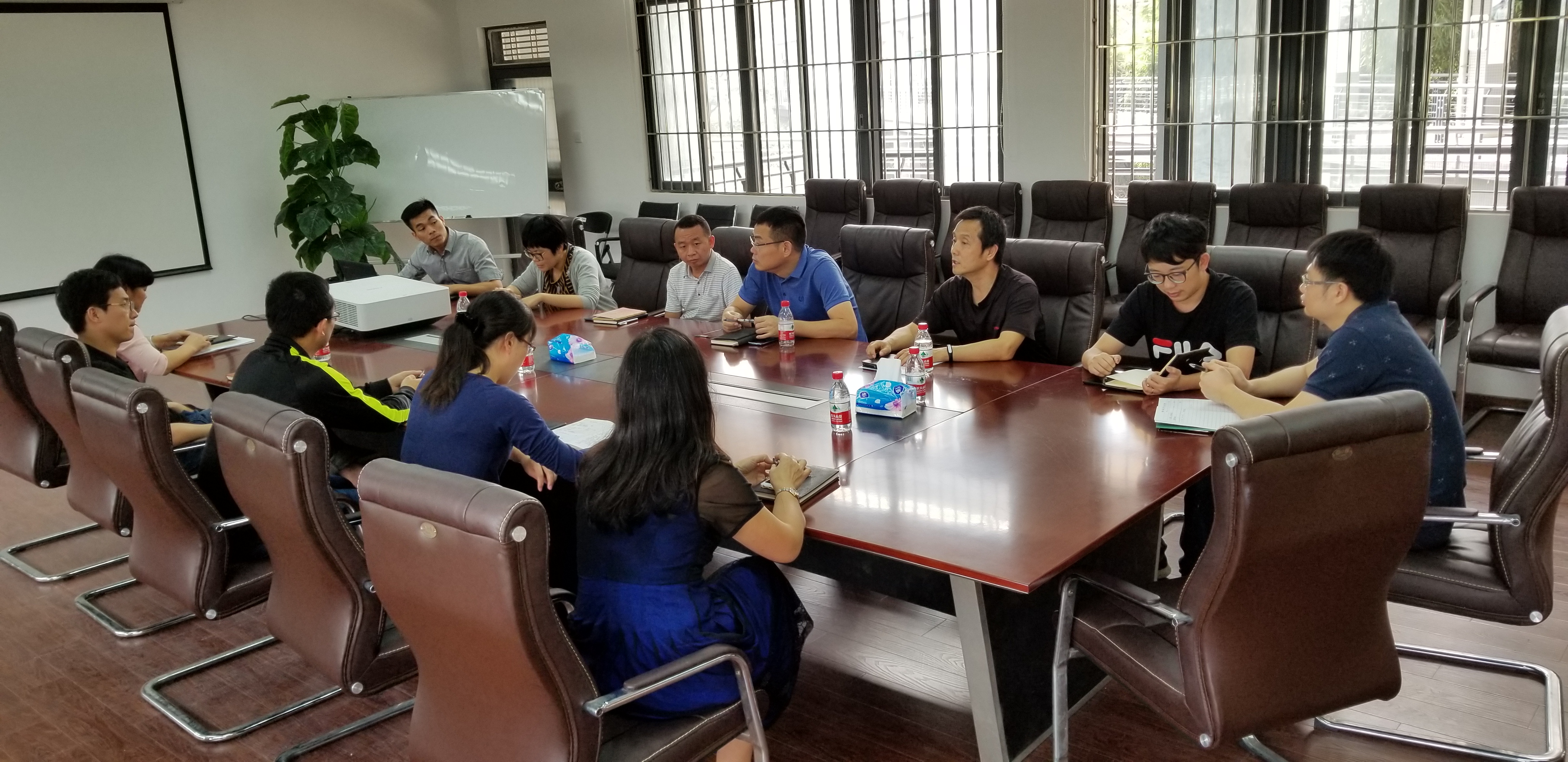 我院召开党政联席扩大会.jpg