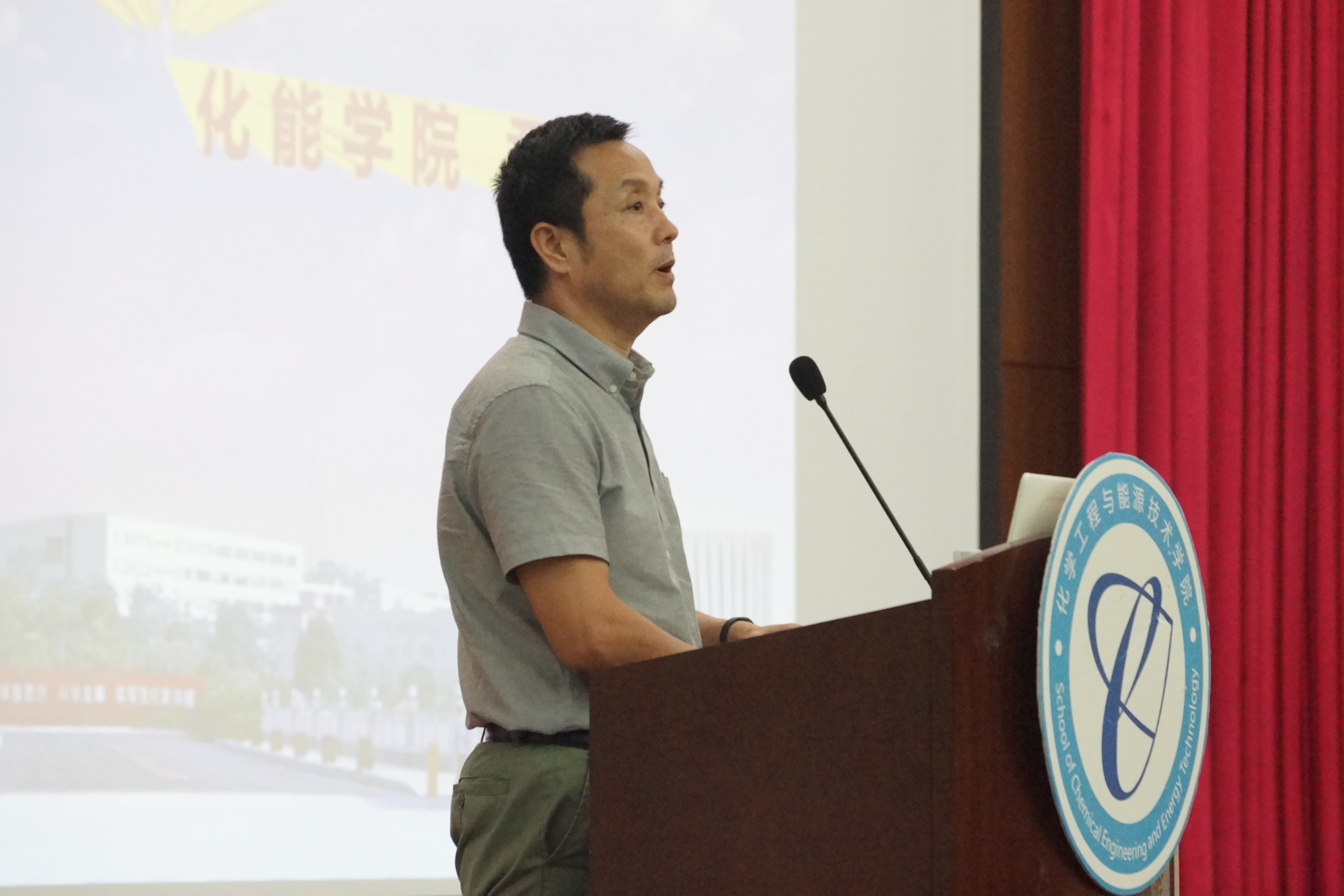我院党总支书记君光为2018级新生上党课-3-.JPG
